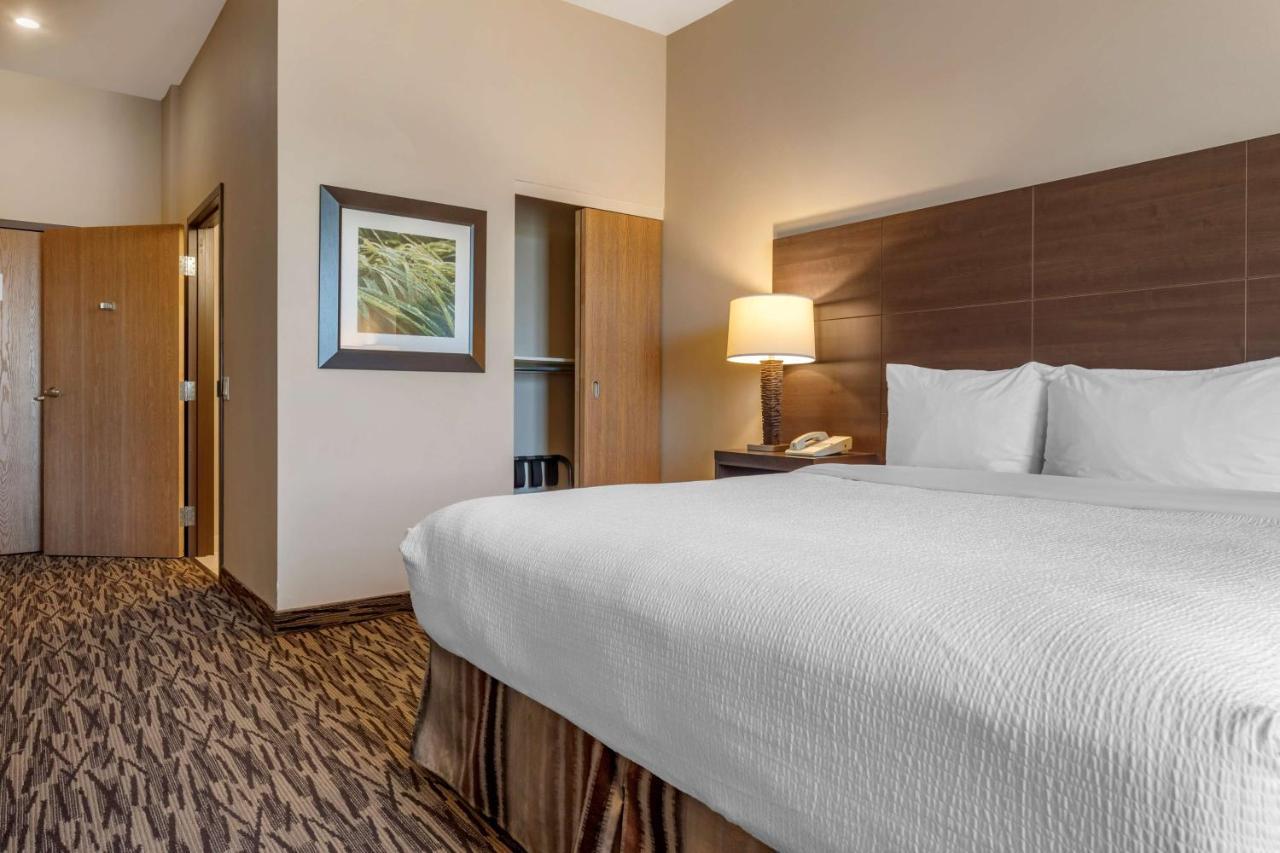 Best Western Plus Bridgewater Hotel & Convention Centre Bagian luar foto